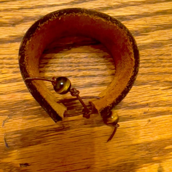 Vintage belt bracelet with tigers eye bead and leather strap. - Picture 3 of 5